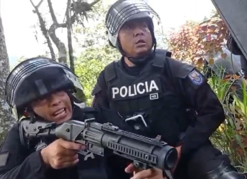 <a href="/PoliciaEcuador/">Policía Ecuador</a> <a href="/Comunalisis/">Comunálisis</a> <a href="/GeoCriticaEc/">Geografía Crítica Ec</a> <a href="/Cedhu/">Comisión Ecuménica de Derechos Humanos</a> <a href="/ONUecuador/">ONU Ecuador</a> <a href="/DEFENSORIAEC/">Defensoría del Pueblo de Ecuador</a> <a href="/AmnistiaOnline/">Amnistía Internacional Américas</a> <a href="/MaryLawlorhrds/">Mary Lawlor UN Special Rapporteur HRDs</a> <a href="/OITAndina/">OIT Países Andinos</a> <a href="/AlbertoAcostaE/">Alberto Acosta</a> <a href="/LeonidasIzaEc/">Leonidas Iza Salazar</a> <a href="/ONU_derechos/">ONU Derechos Humanos - América del Sur</a> <a href="/SputnikMundo/">Sputnik Mundo</a> <a href="/vigilanteamazon/">Vigilante Amazónico</a> <a href="/XREcuador/">Extinction Rebellion Ecuador</a> <a href="/Yasunidos/">YASunidos</a> <a href="/SocialEcuador/">Observatorio Social del Ecuador</a> <a href="/olca_chile/">Obs. Latinoamericano de Conflictos Ambientales</a> <a href="/LaContraEc/">La Contra</a> <a href="/AguaEnMarcha/">Movimiento por el Agua y los Territorios - MAT</a> <a href="/eluniversocom/">El Universo</a> Exigimos la desmilitarización del cantón #LasNaves que hoy opera como guardia privada de la empresa minera #Curimining, que tiene vínculos con la familia del presidente <a href="/DanielNoboaOk/">Daniel Noboa Azin</a>. Hasta hoy sus intereses privados han dejado 5 campesinos heridos.