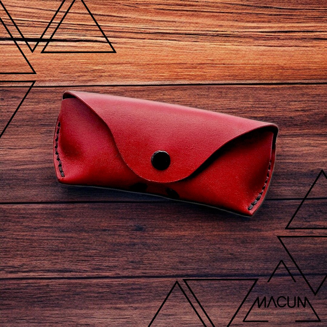 Estuche Cúpula
Contención precisa para uso diario
Corte, costura y terminaciones artesanales.
Diseñado para proteger sin rigidez.
Unidades limitadas.
#MACUM #estuchecuero #accesoriosdecuero #cueroartesanal #hechoamano #hechoenbolivia #slowdesign #diseñosobrio #artesanal