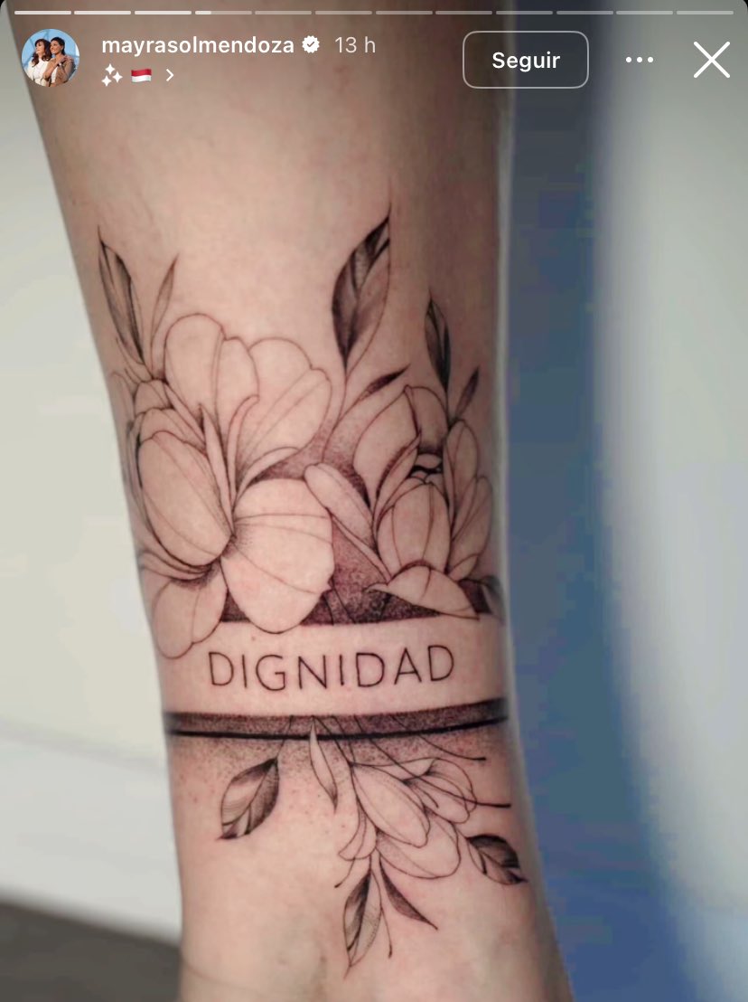 altashanta's tweet image. La villera de Mayra Mendoza se tatuó una tobillera de flores con la palabra DIGNIDAD JAJAJAJAJJAJAJAJAJAJJA no podés ser tan negra