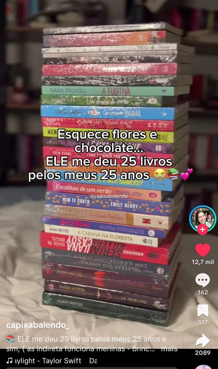 warnerbooksx's tweet photo. o namorado dela deu 25 livros pros 25 anos dela 🥹😭 https://t.co/ACeHeyeaps