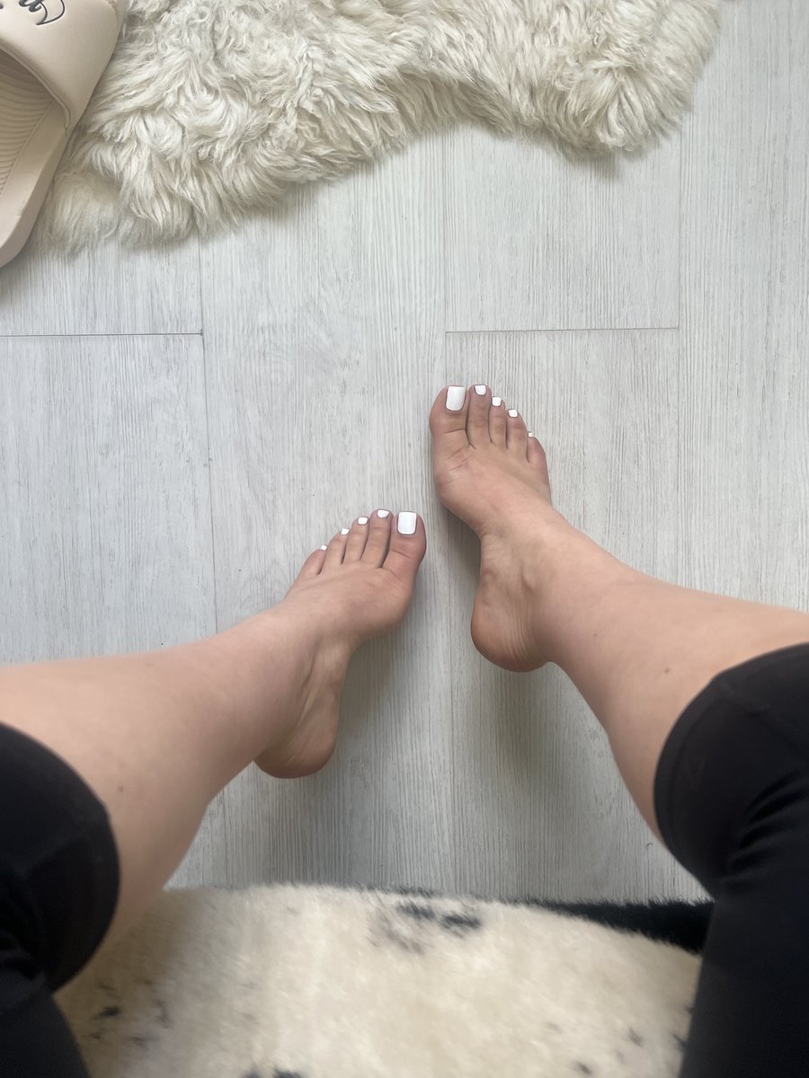 Catch my pretty white toes <a href="/LondonFootParty/">London Foot Party 28 June</a> this Saturday 🤍