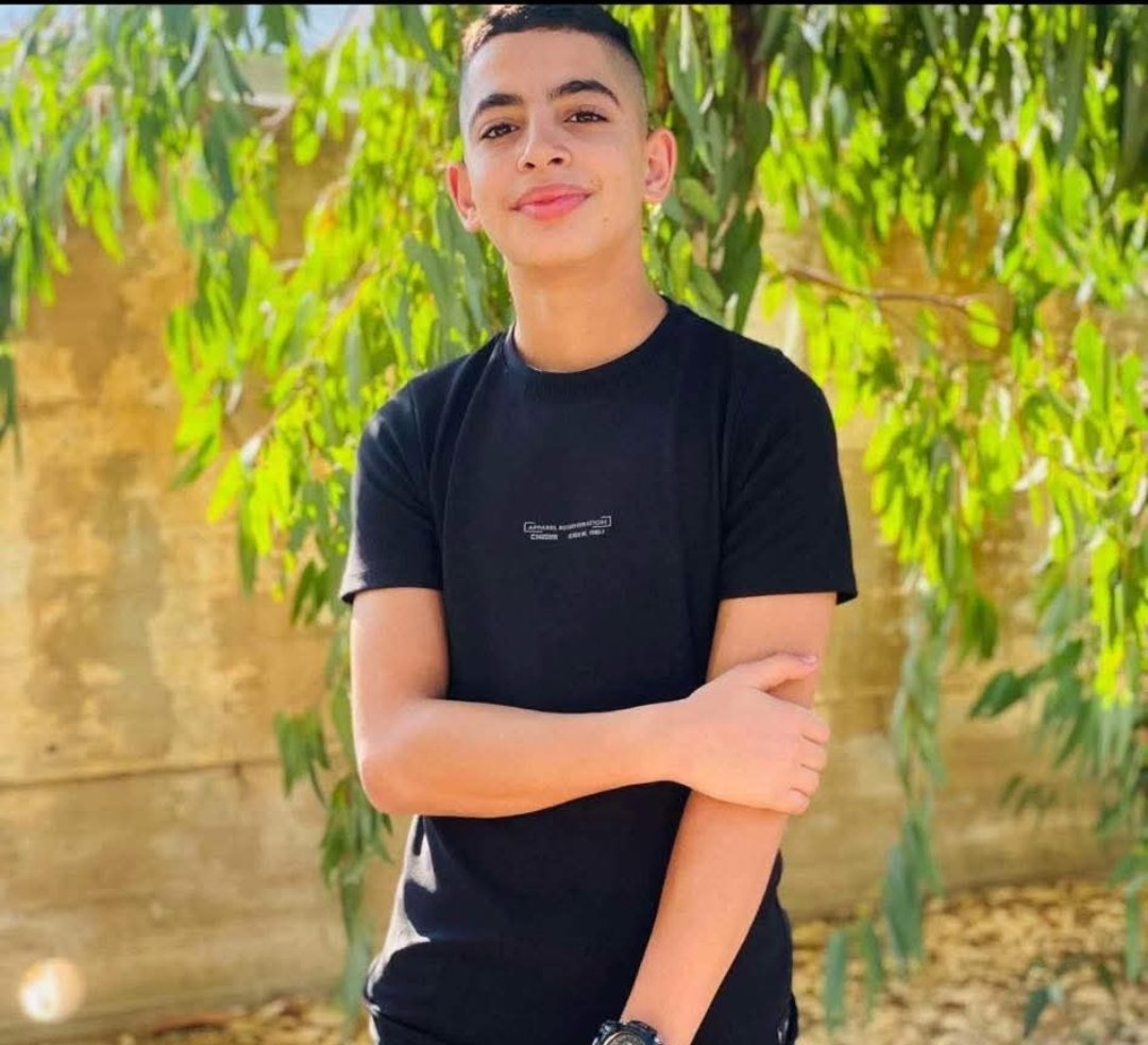 Hoy los colonos ilegales, bajo protección del ejército de la ocupación israelí, atacaron mi pequeña aldea de Kufor Malek, asesinaron a 3 jóvenes y hirieron de gravedad a varios, además de quemar casas, carros y cultivos.
Anteayer, asesinaron a otro joven de 14 años.
¡GENOCIDIO!