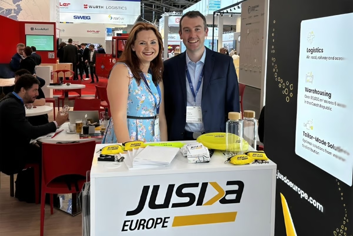 RAILMARKETCOM's tweet image. #JUSDA at #TransportLogistic 2025:

“Flexibility is the new standard,” says Václav Svoboda.
With rising demand for multimodal agility, real-time data, and Middle Corridor options, smart logistics is taking the lead.

Read more: railmarket.com/news/business/…

#Logistics #Freight #JUSDA…