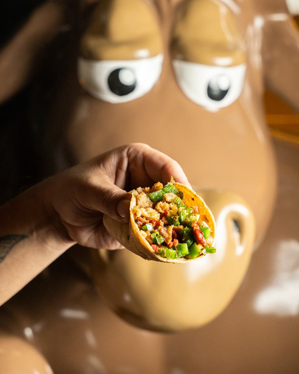 Hay miradas que dicen “échame uno” 👀🌮🐮