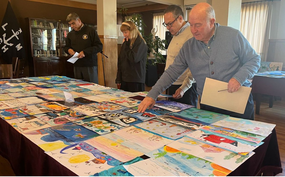 ligamaritima's tweet photo. 🌊 ¡Ganadores del Concurso Escolar “Mes del Mar” 2025! 🎨📸
+300 obras de estudiantes de Valparaíso brillaron en pintura, dibujo y fotografía digital.
🎖️ ¡Revisa los resultados  aquí 👉 https://t.co/rj90iRkM8T

#MesDelMar #ConcienciaMarítima #Ligamar  #ChileMarítimo #Valparaíso https://t.co/GVtORBC50T