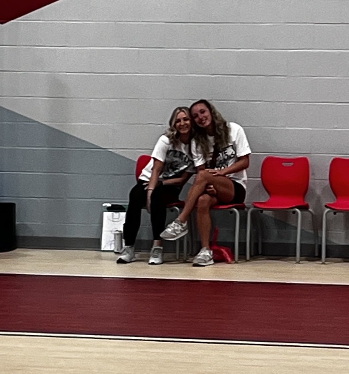 coachRDavidson's tweet photo. Coaching them up, good to see our young ladies giving back.  Winners and rings on that bench. ⁦@skydavi11⁩ ⁦@madisonclark004⁩ https://t.co/mqdhorkOzO