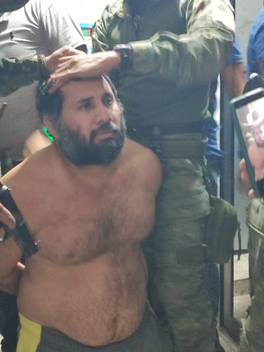notimundoec's tweet photo. 🔴#AHORA | Así fue la captura de alias Fito, líder de una organización criminal, realizada por el Bloque de Seguridad en una operación precisa y sin bajas. https://t.co/boXzfLJLeE