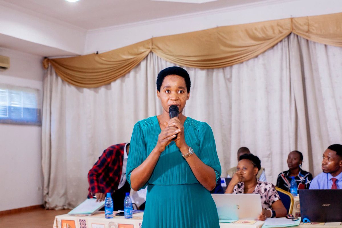 Béatrice Niyonzima,Directrice Nationale de <a href="/conamusbdi/">CONAMUS</a> a fait savoir que adhérer à une mutuelle de santé pousse chacun à mieux prendre soin de sa santé,à protéger sa famille et à contribuer au développement du pays,car avec une mutuelle se soigner devient facile et moins coûteux.