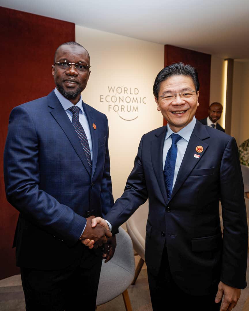 Le Premier ministre, Ousmane Sonko, a pris part à l'ouverture du Forum de Davos d'été aux côtés de plusieurs de ses homologues, ce mercredi 25 juin 2025.

Il s'est notamment entretenu avec Pham Minh CHINH, Premier ministre du Vietnam et  Lawrence WONG, Premier ministre de