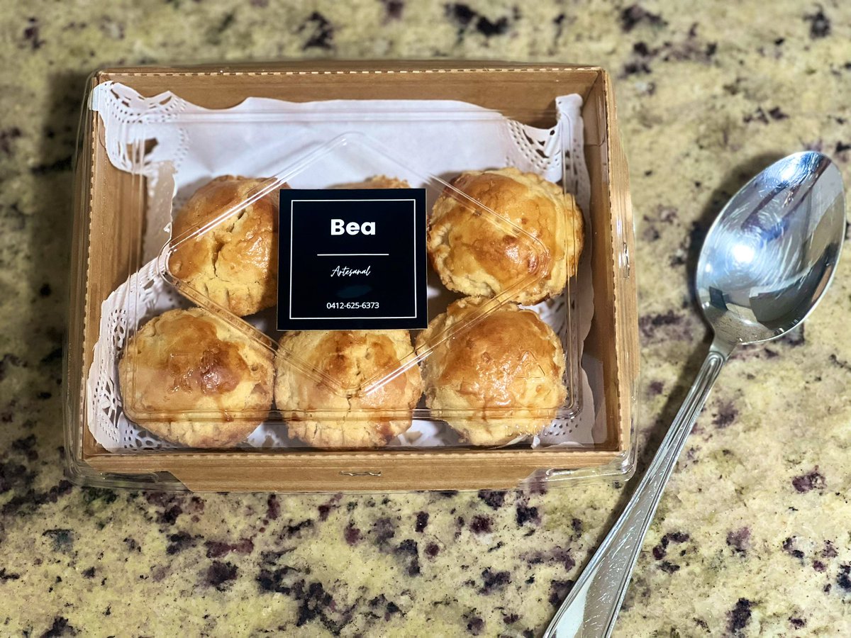 El pastel de polvorosa es una delicia laboriosa de preparar. Tiene que quedar la masa perfecta y el guiso impecable, me parece un plato🇻🇪sensacional -y jamás he visto unos tan bellos como las miniaturas que hace mi amiga Bea. Son obritas de arte. La pueden llamar y encargarlos.