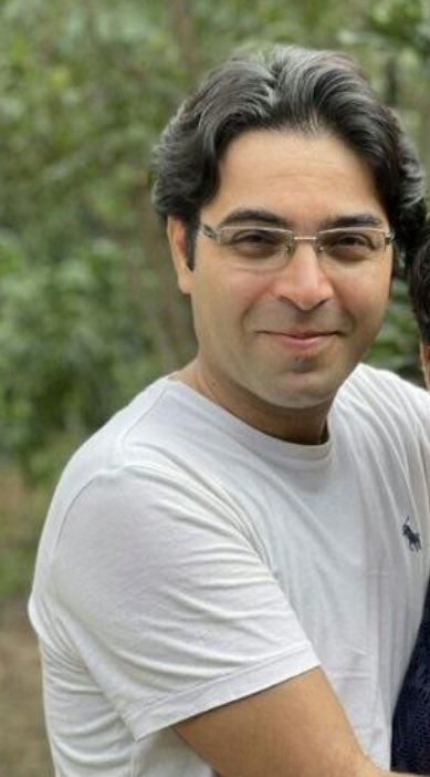 ۱۰مامور امنیتی صبح چهارشنبه ۴تیر به اتاق خواب نویان حجازی و همسرش وارد شده با ایجاد وحشت آن دو را بیدار کرده نویان را بدون ارائه حکم بازداشت می کنند مشخص نیست چطوری و با چه اجازه وارد منزل شدند نویان حجازی مدرس موسیقی کودک و ساکن جویبار است #بهائی_بودن_جرم_نیست #بهائیان_ایران