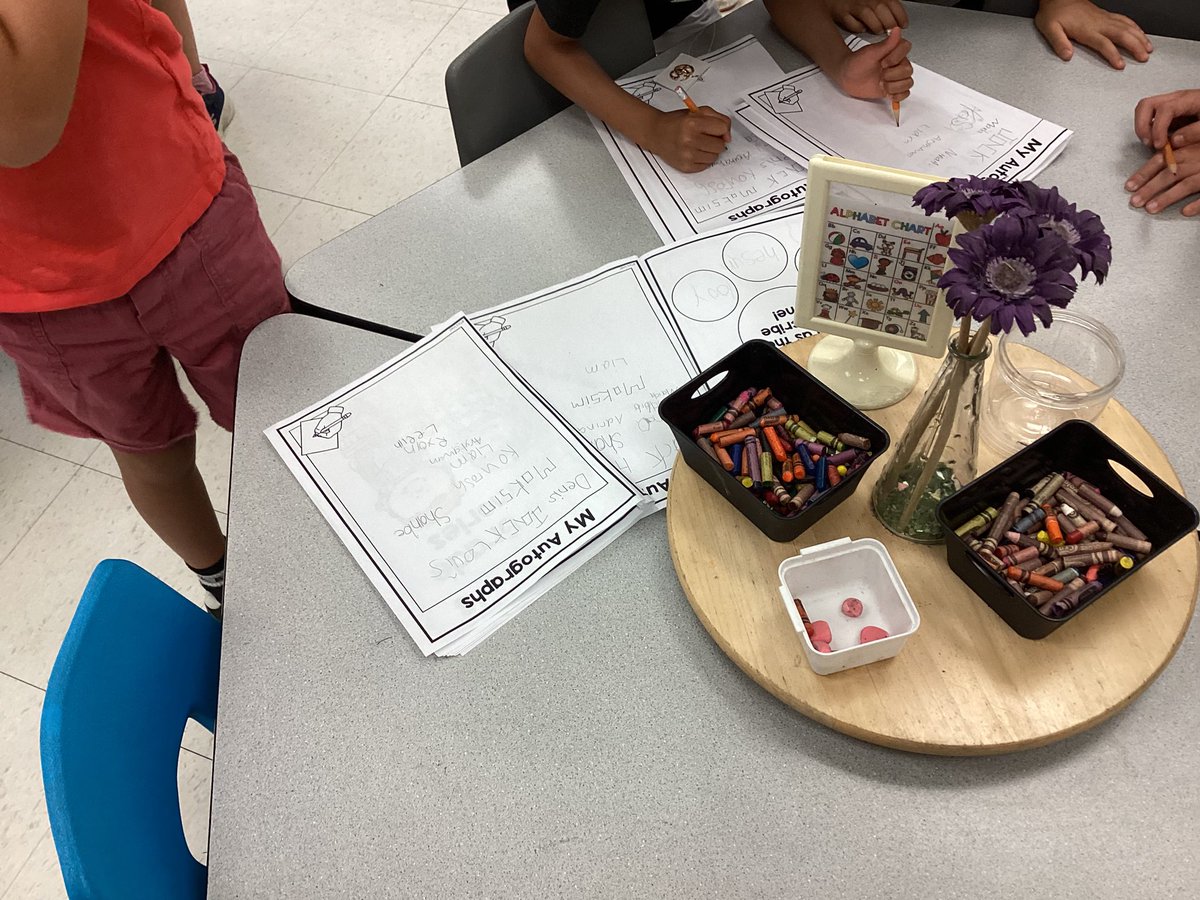 MrsTothill's tweet photo. Ss has fun collecting autographs today. https://t.co/wnVeRgyYvD