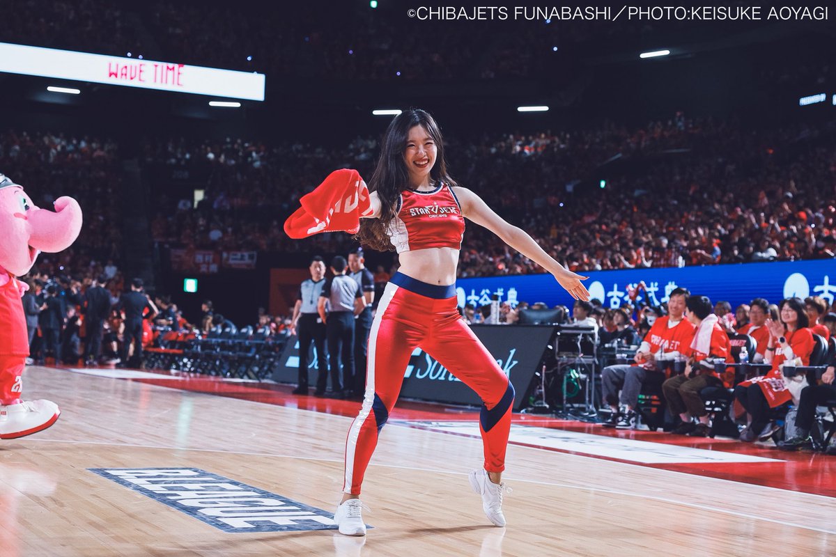 長年着用しているロングパンツユニフォームも #Chacott 様に制作して頂いたものです😌 肌触りがよく伸縮性に優れており、とっても動きやすい衣装なんです✨ 今シーズン前半戦で披露していた「We are...」のラインダンスも衣装のおかげで、よりラインダンスが映えました☺️ #千葉ジェッツ #starjets