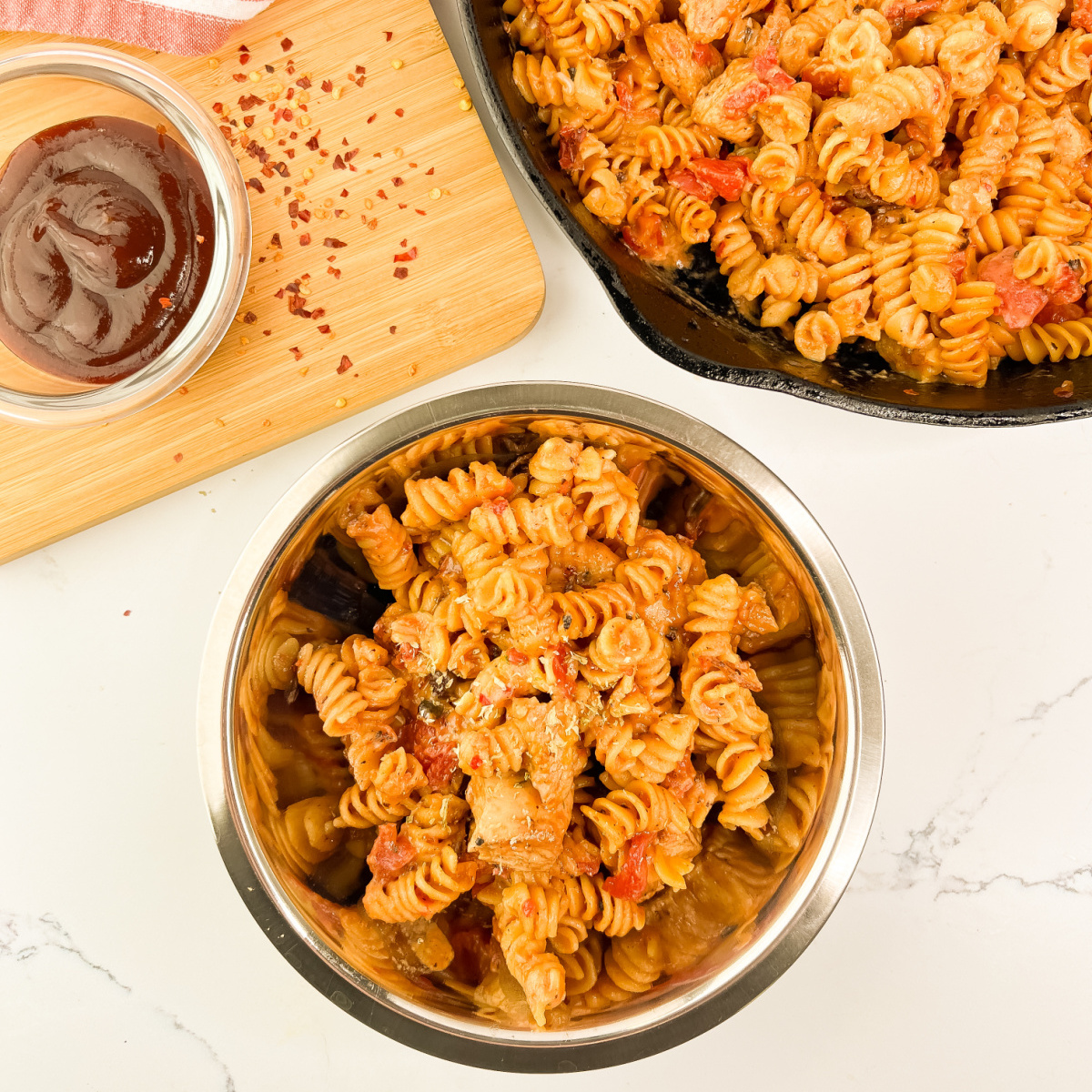 This one pan BBQ chicken pasta is creamy, cheesy, ready in under 30 minutes. A quick weeknight meal your family will love. #chicken #pasta #onepot blogghetti.com/one-pan-chicke…