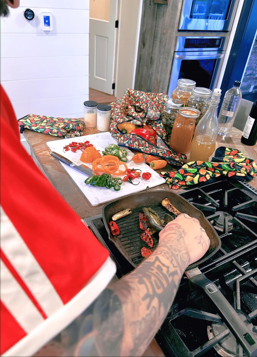 inZAYN's tweet photo. taking a page out of the master chef's cookbook 🧑‍🍳 if u try out one of z's recipes tag us and use #inzaynmerch https://t.co/sxUchXxpwL