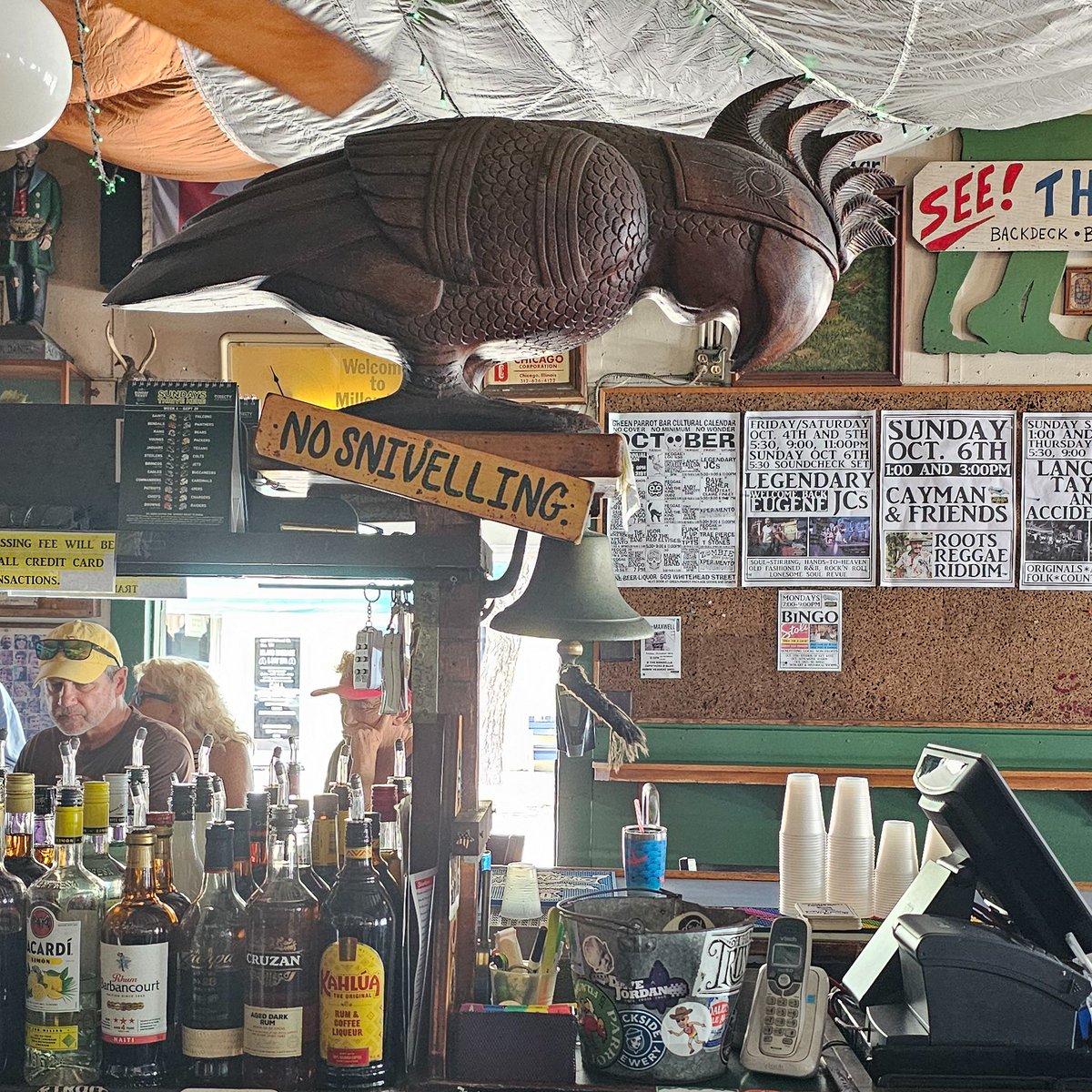 FlaKeysResorts's tweet image. &quot;No Snivelling&quot; isn&apos;t just wood on a wall. It&apos;s the entire Keys philosophy packed into two perfect words.

Every time I see this sign, I&apos;m reminded why I keep coming back to this island.

Life gets messy. Drinks get spilled. Plans fall apart.

But inside The Green Parrot, there&apos;s…