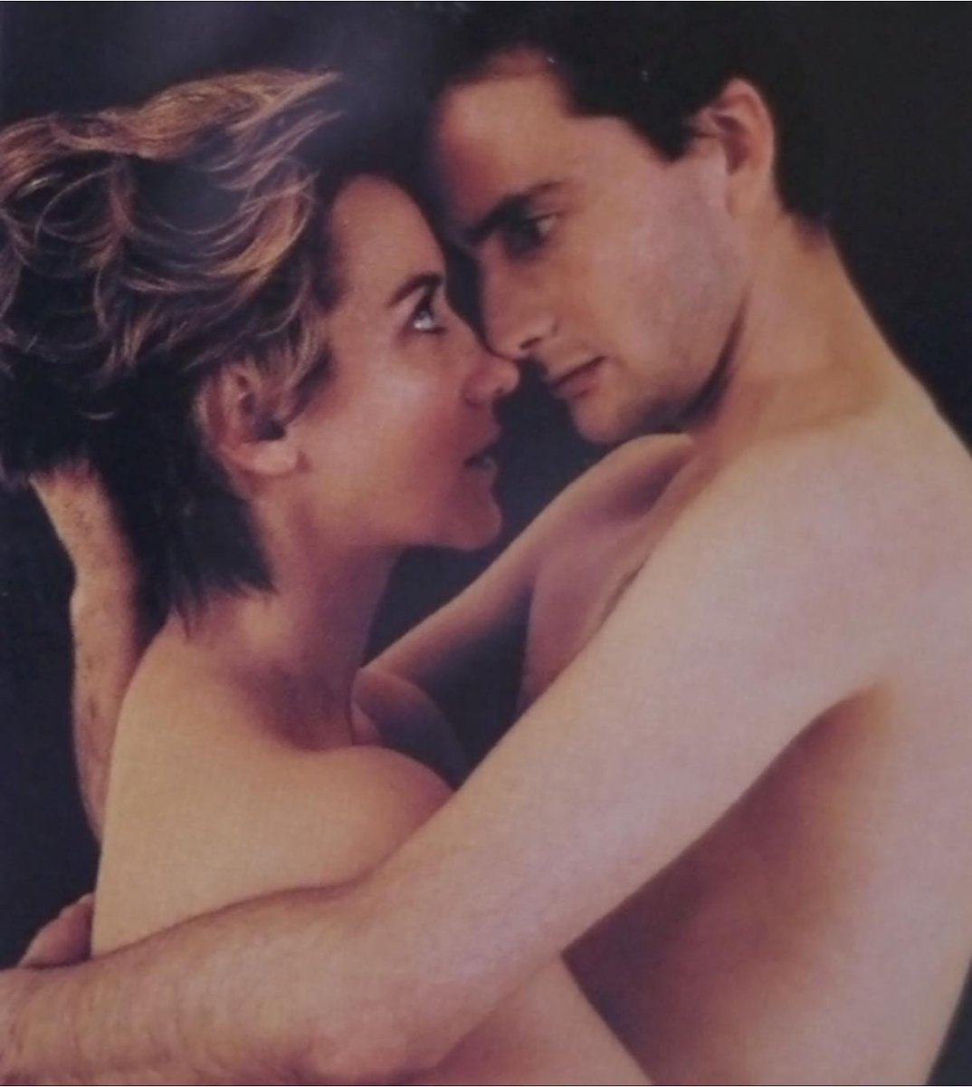 🎭“Did my heart love till now?” In 2000, David Tennant took to the stage as the most iconic romantic lead of all time, Romeo, in the Royal Shakespeare Company’s production of Romeo and Juliet.

Co-starring the brilliant Alexandra Gilbreath as Juliet and directed by Michael Boyd.