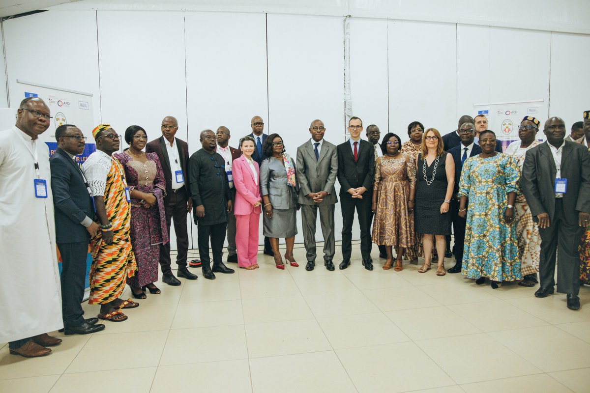 📸 𝗥𝗲𝘁𝗼𝘂𝗿 𝗲𝗻 𝗶𝗺𝗮𝗴𝗲𝘀 𝘀𝘂𝗿 𝗹𝗮 𝗰𝗲́𝗿𝗲́𝗺𝗼𝗻𝗶𝗲 𝗱’𝗼𝘂𝘃𝗲𝗿𝘁𝘂𝗿𝗲 𝗱𝗲𝘀 𝗥𝗔𝗥𝗘 𝟮𝟬𝟮𝟱 𝗮̀ 𝗟𝗼𝗺𝗲́!

Accueillis par le Togo, hôte de cette 2e édition, les participants ont été chaleureusement accueillis par le comité d’organisation togolais, marquant