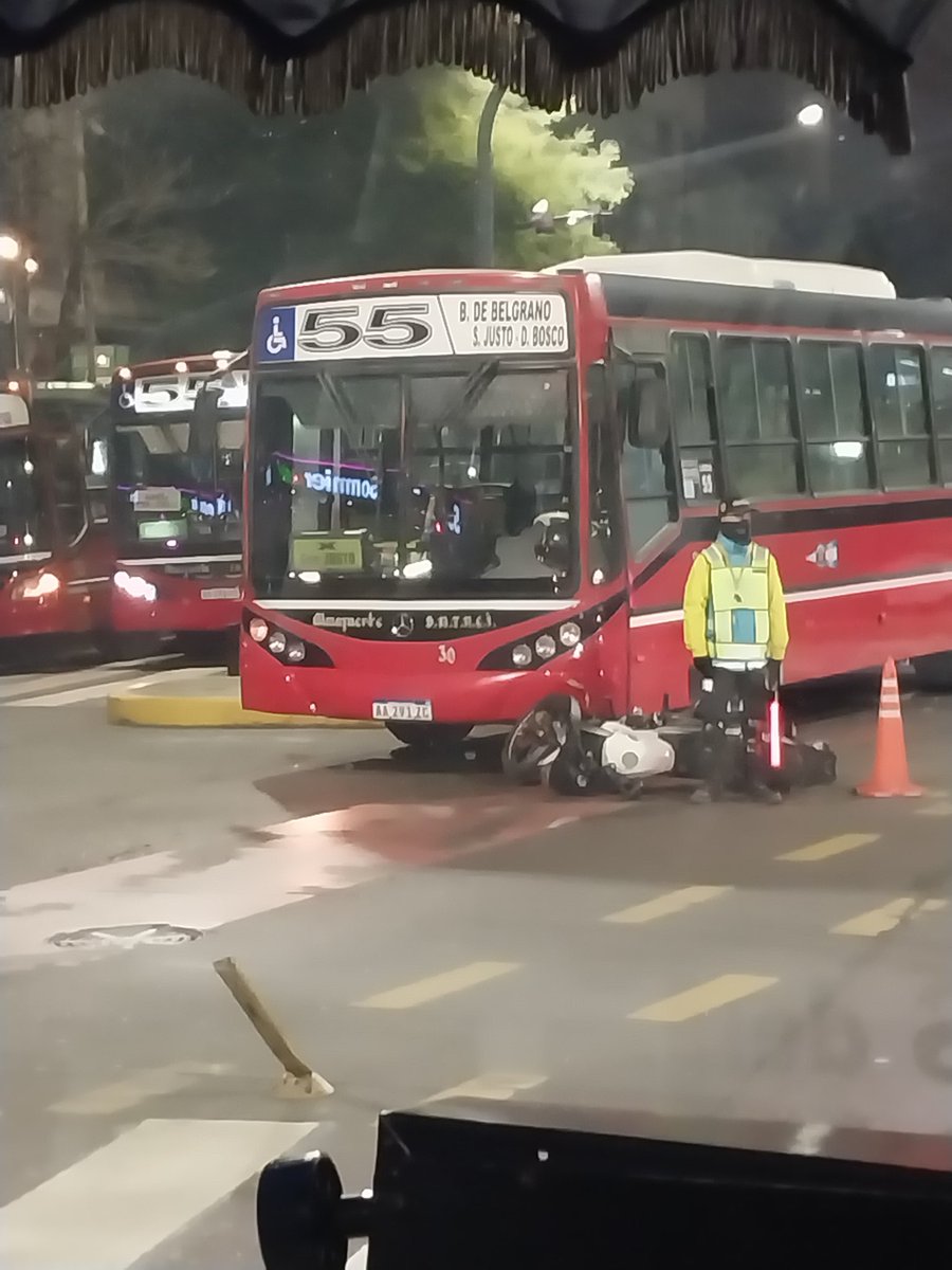 comentaristaBA's tweet photo. @CiudadDeBondis
Moto se metió abajo de un 55 a la salida Culpina del innecesario Centro de Trasbordo Flores. https://t.co/4dyLjxAvzZ