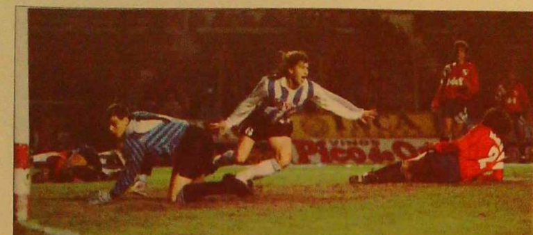Algo inédito, Abelardo Vallejos festejando un gol, su único gol oficial en Racing, fue un 25 /06/1993 en el clásico de Avellaneda que terminó ganando Racing 2 a 1 en la Doble Visera, el Karateca se salió de su libreto, su tarea era anular al 9 rival a cualquier costo.