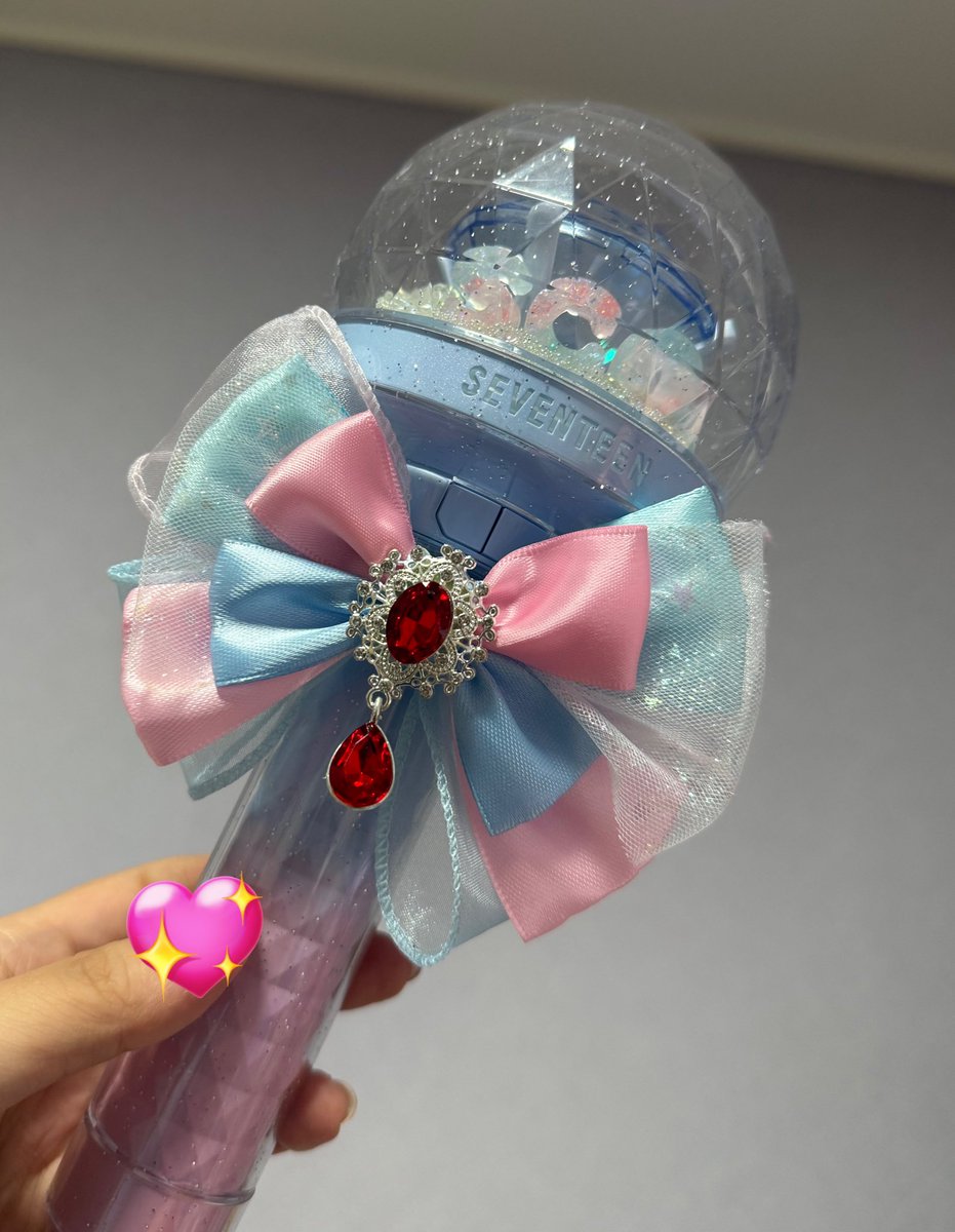 호우콘을 기념해서 응원봉 리본을 나눔해요❤️

참여방법은 #RT
📝 콘서트 전에 수령하셔야하니 7/3 당발❗️

추첨을 통해 5~6분 반택으로 보내드려요
(파츠는 랜덤, 다른 색 리본 제작❌)

체력이슈로 현장나눔 및 대량나눔 못해요🫠
반응 괜찮으면 부산, 광주콘 일정 맞춰 진행할지도👀👀👀👀👀👀👀