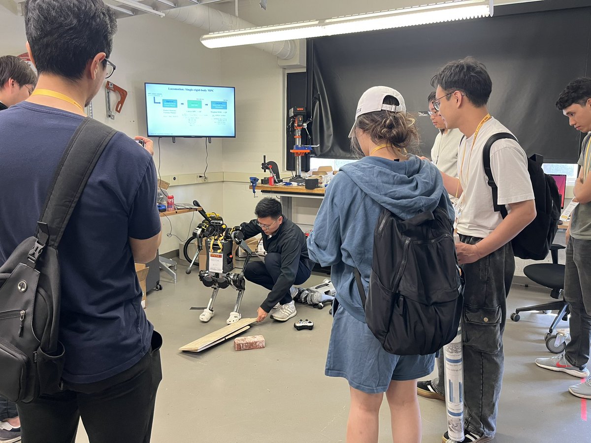 USCAdvComputing's tweet image. More photos from #RSS2025 at @USC ! @RoboticsSciSys @USCMingHsiehEE @CSatUSC @USCViterbi @gauravsukhatme