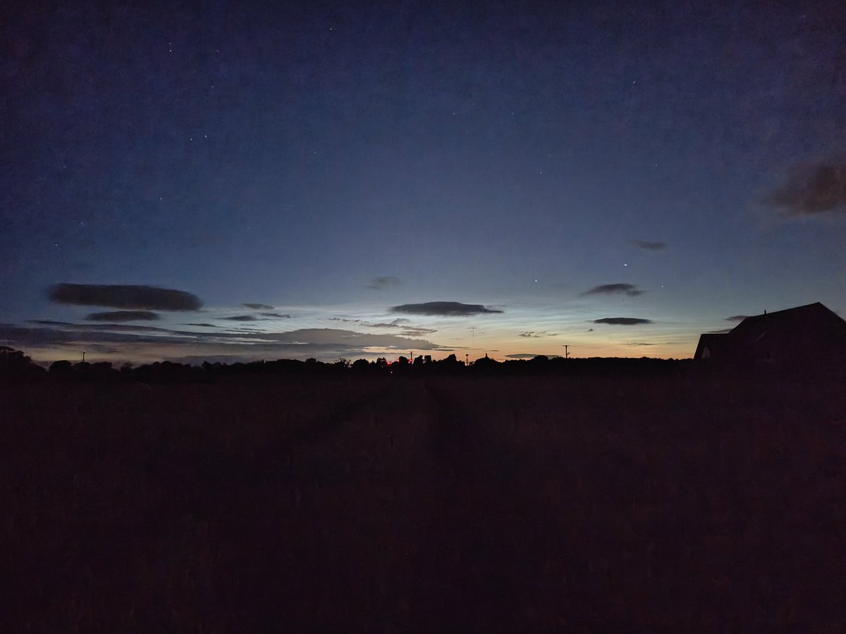 My first proper noctilucent / night shining clouds display of the season 
#nlcalerts #noctilucent #shropshire
