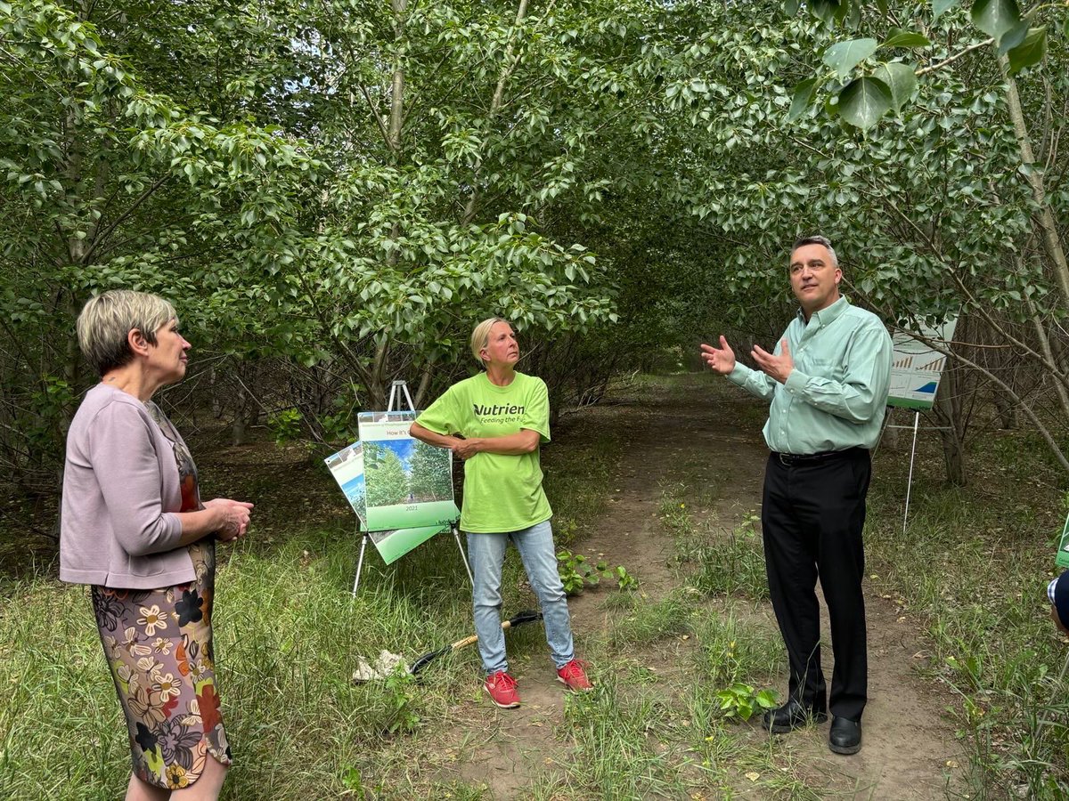 EleanorO_MP's tweet photo. Companies like @NutrienAgCda are leading the way—providing high-quality fertilizer to Canadian farmers who are feeding the world. It was incredible to hear about their work to reclaim land in the Heartland and return it to nature through innovative remediation research. https://t.co/En5WPnLGQx
