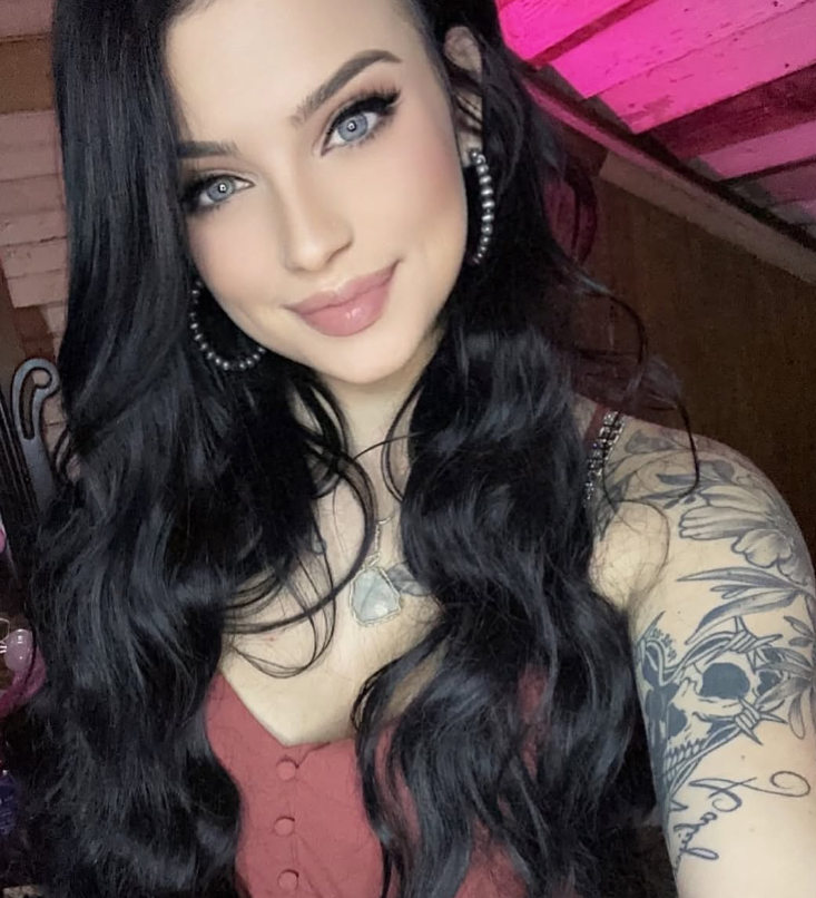 VioletHarperRP's tweet photo. Started working on cars when I was young with my dad,
@MarkHarperRP.  Now I work on motorcycles for a living.  Preshipped w/@OutlawTellerRP
Not Zoe-Lynn Robinson
 #NightmareNyx 
#UckingNightmares 
#SOAOC
RP21+/Parody https://t.co/bdyD9HK3oq