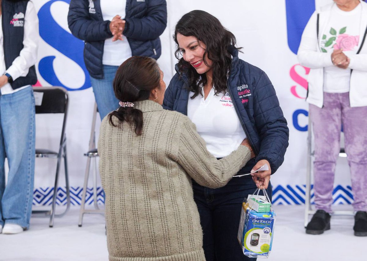 La presidenta municipal, Lupita Cuautle encabezó la entrega de 117 kits de salud del programa "Cambiando Vidas". 

Cada uno cuenta con un oxímetro, termómetro, baumanómetro y glucómetro destinados a personas con enfermedades crónico-degenerativas.
