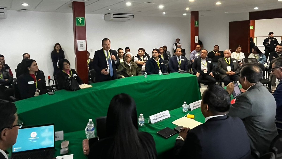 Centrofcrl's tweet photo. #AgendaCFCRL | Nos reunimos con trabajadoras y trabajadores afiliados a la @CROM_MX en nuestra Mesa de Diálogo Social.

🗣️ Compartimos información clave sobre nuestras funciones registrales y resolvemos dudas para fortalecer el ejercicio pleno de sus derechos laborales. https://t.co/XBTIXBNmg8