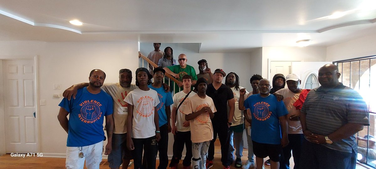 TioHardiman's tweet photo. Violence Interrupters in the Auburn Gresham Community promoting peace. Salute to the Young Brothers. https://t.co/4NPaU27MiZ