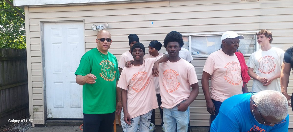 Violence Interrupters in the Auburn Gresham Community promoting peace. Salute to the Young Brothers.