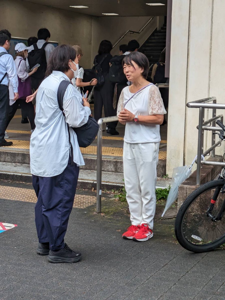 0516mariko's tweet image. 今朝は三鷹駅北口にて朝のご挨拶を。
多くの心優しい市民の皆さまから、直接握手に来てくださる方、遠くから「お疲れ様」、「ありがとう」「頑張って」など声かけをいただき、心が熱くなりました。
#東まり子 #武蔵野市 #三鷹駅 #朝のご挨拶
わざわざ来てくださり。…