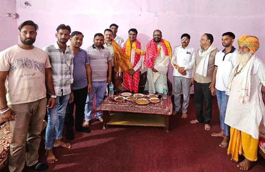 Ramesh Bidhuri (@rameshbidhuri) on Twitter photo рдмрдЯреБрдХреЗрд╢реНрд╡рд░ рдмрд╛рдмрд╛ рдХреЗ рдзрд╛рдо рдЙрддреНрддрд░ рдкреНрд░рджреЗрд╢ рдореЗрдВ рдмрд╛рдмрд╛ рднреЛрд▓реЗ рдирд╛рде рдХреА рдЕрд░рд╛рдзрдирд╛ рдХрд░рддреЗ рд╣реБрдПредрдпрдореБрдирд╛ рдореИрдпрд╛ рдореЗрдВ рд╕реБрд░реНрдп рджреЗрд╡ рдХреЛ рдЕрд░реНрдз рдкрд╢реНрдЪрд╛рддреН рдордиреНрджрд┐рд░ рд╕реЗрд╡рд╛ рд╕рдорд┐рддрд┐ рдХреЗ рд╕рджрд╕реНрдпреЛрдВ рдХрд╛ рдЕрднрд┐рд╡рд╛рджрди рд╕реНрд╡реАрдХрд╛рд░ рдХрд░рддреЗ рд╣реБрдПредрд╕рд╛рде рдореЗрдВ рдЙрддреНрддрд░ рдкреНрд░рджреЗрд╢ рдХреЗ рдкреВрд░реНрд╡ рдордиреНрддреНрд░реА рд╢реНрд░реА <a href="/RamsakalBJP/">Ramsakal Gurjar</a> рдЬреАред рдмрдЯреБрдХреЗрд╢реНрд╡рд░ рдмрд╛рдмрд╛ рдХреЗ рдзрд╛рдо рдЙрддреНрддрд░ рдкреНрд░рджреЗрд╢ рдореЗрдВ рдмрд╛рдмрд╛ рднреЛрд▓реЗ рдирд╛рде рдХреА рдЕрд░рд╛рдзрдирд╛ рдХрд░рддреЗ рд╣реБрдПредрдпрдореБрдирд╛ рдореИрдпрд╛ рдореЗрдВ рд╕реБрд░реНрдп рджреЗрд╡ рдХреЛ рдЕрд░реНрдз рдкрд╢реНрдЪрд╛рддреН рдордиреНрджрд┐рд░ рд╕реЗрд╡рд╛ рд╕рдорд┐рддрд┐ рдХреЗ рд╕рджрд╕реНрдпреЛрдВ рдХрд╛ рдЕрднрд┐рд╡рд╛рджрди рд╕реНрд╡реАрдХрд╛рд░ рдХрд░рддреЗ рд╣реБрдПредрд╕рд╛рде рдореЗрдВ рдЙрддреНрддрд░ рдкреНрд░рджреЗрд╢ рдХреЗ рдкреВрд░реНрд╡ рдордиреНрддреНрд░реА рд╢реНрд░реА <a href="/RamsakalBJP/">Ramsakal Gurjar</a> рдЬреАред