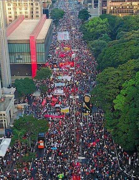 Precisamos ir pras ruas!!!

CONGRESSO INIMIGO DO POVO!