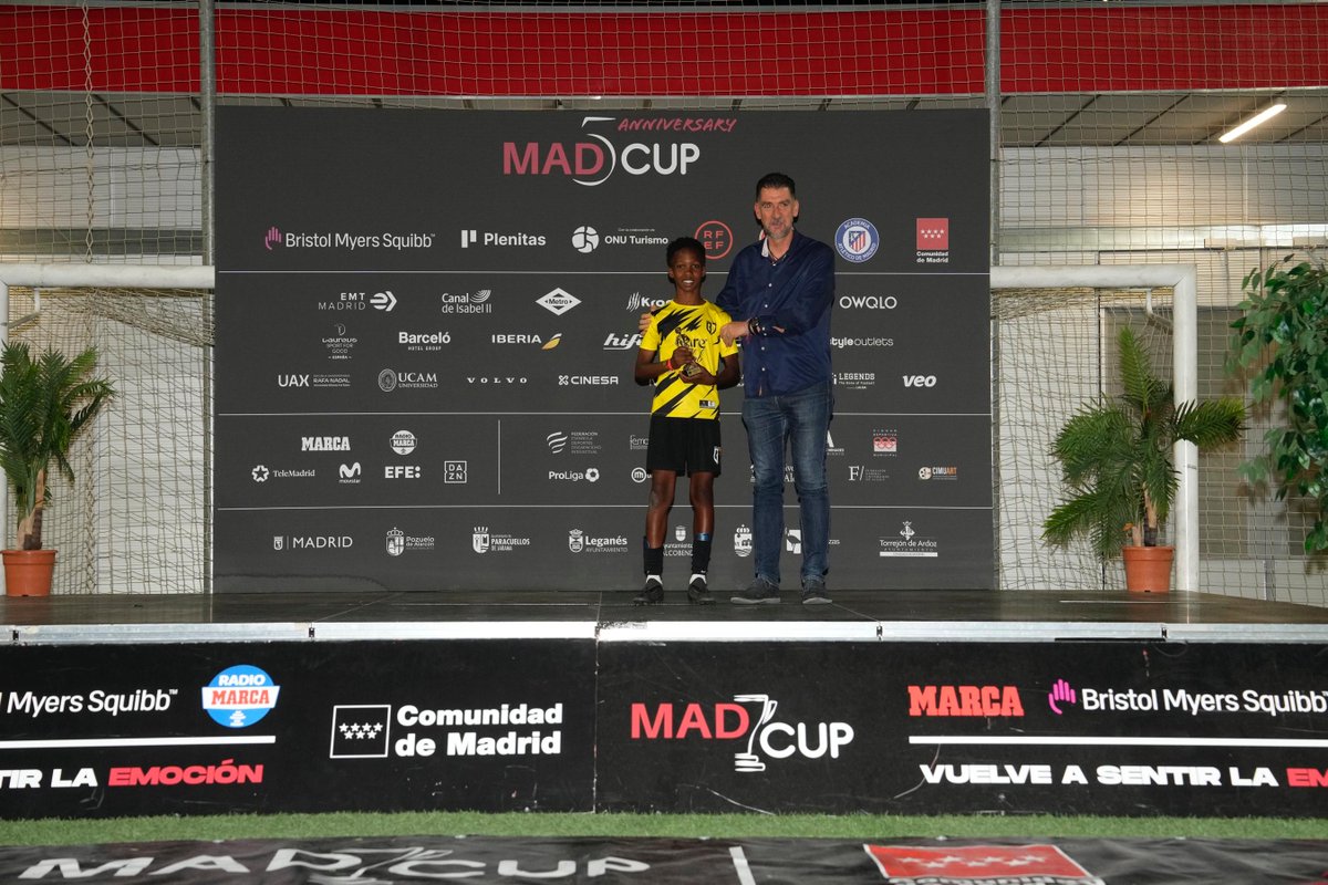 Categoría benjamín U-10:

🥇Equipo campeón: BCN Junior A

🥈 Subcampeón: Atlético de Madrid C

⚽️ MVP: 10 Henry Yeboah (BCN Junior A)

#MADCUPFOOTBALLMADRID2025