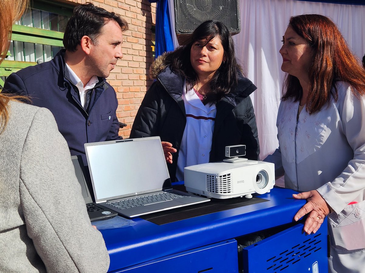 En #VillaAtuel, el Jardín N° 0-171 ahora se llama Melina Furman, en homenaje a una educadora que nos inspira a enseñar con más ciencia, más preguntas y más pensamiento crítico.

Además, entregamos kits tecnológicos con <a href="/EducabotArg/">Educabot</a> y dos carritos digitales con #Edutec para las