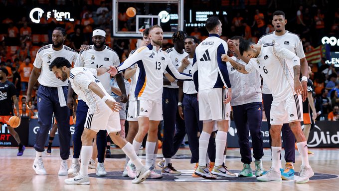 Tiempo de Juego (@tjcope) on Twitter photo 🏀 ¡Empezó el tercer partido de la serie!
💥 VALENCIA 12 - 15 REAL MADRID
🏆 Final Playoff #ACB
#ValenciaRealMadrid
📻 COPE+ | Cope.es | APP
🔴YT youtube.com/watch?v=mgdPSV………
🎙️ <a href="/JCXuancar/">Juan Carlos Xuancar</a>
🎧 <a href="/pilarcasado/">Pilar Casado</a>
🎧 <a href="/ferminrodriwez/">Fermín Rodríguez</a>
🎓 <a href="/pantxopaniagua/">Miguel Á. Paniagua</a>
🐶 🏀 ¡Empezó el tercer partido de la serie!
💥 VALENCIA 12 - 15 REAL MADRID
🏆 Final Playoff #ACB
#ValenciaRealMadrid
📻 COPE+ | Cope.es | APP
🔴YT youtube.com/watch?v=mgdPSV………
🎙️ <a href="/JCXuancar/">Juan Carlos Xuancar</a>
🎧 <a href="/pilarcasado/">Pilar Casado</a>
🎧 <a href="/ferminrodriwez/">Fermín Rodríguez</a>
🎓 <a href="/pantxopaniagua/">Miguel Á. Paniagua</a>
🐶