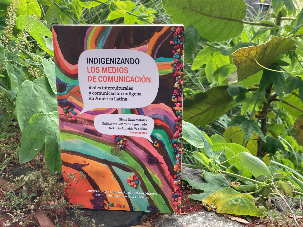 🌍 "Indigenizando los medios de comunicación. Redes interculturales y comunicación indígena en América Latina" explora cómo pueblos indígenas de América Latina, como el mixe, kolla, mapuche, baniwa y guarani-mbya, se apropian de los medios para crear redes interculturales y