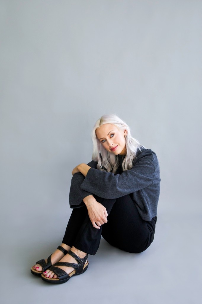 jambufootwear's tweet photo. Makayla gives sport sandal comfort a polished upgrade — with premium leather, all-day support, and everyday ease. 👟✨ Shop now at https://t.co/bnEdmT7HKe

✔️ Adjustable straps
✔️ Contoured insoles
✔️ APMA-approved comfort

#Jambu #MakaylaSandal #ComfortInStyle #EverydayShoes https://t.co/t0DkXCxH19
