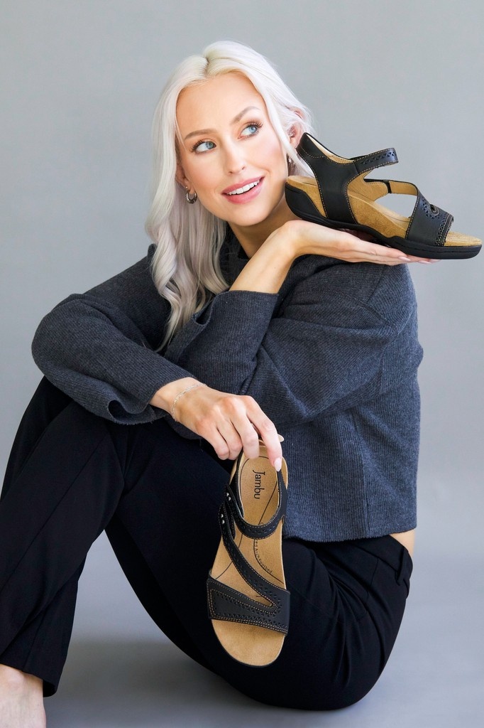 jambufootwear's tweet photo. Makayla gives sport sandal comfort a polished upgrade — with premium leather, all-day support, and everyday ease. 👟✨ Shop now at https://t.co/bnEdmT7HKe

✔️ Adjustable straps
✔️ Contoured insoles
✔️ APMA-approved comfort

#Jambu #MakaylaSandal #ComfortInStyle #EverydayShoes https://t.co/t0DkXCxH19