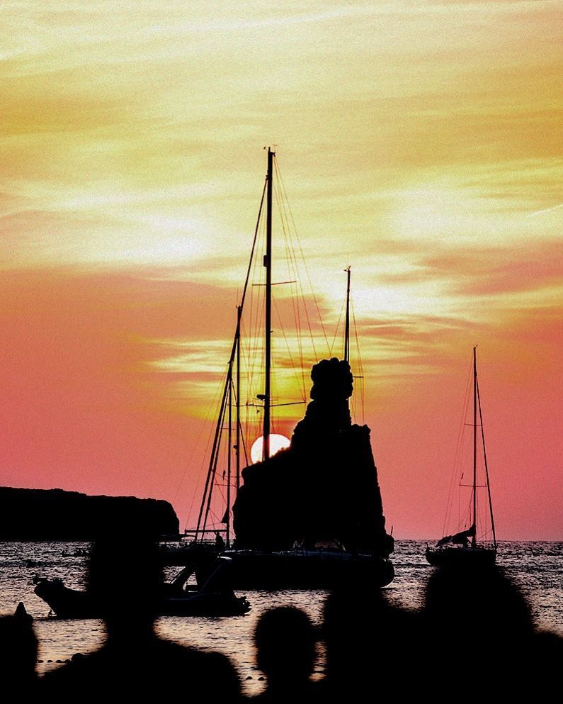 🌅 𝘈 𝘴𝘶𝘯𝘴𝘦𝘵 𝘸𝘪𝘭𝘭 𝘤𝘰𝘭𝘰𝘳 𝘺𝘰𝘶𝘳 𝘥𝘳𝘦𝘢𝘮𝘴.