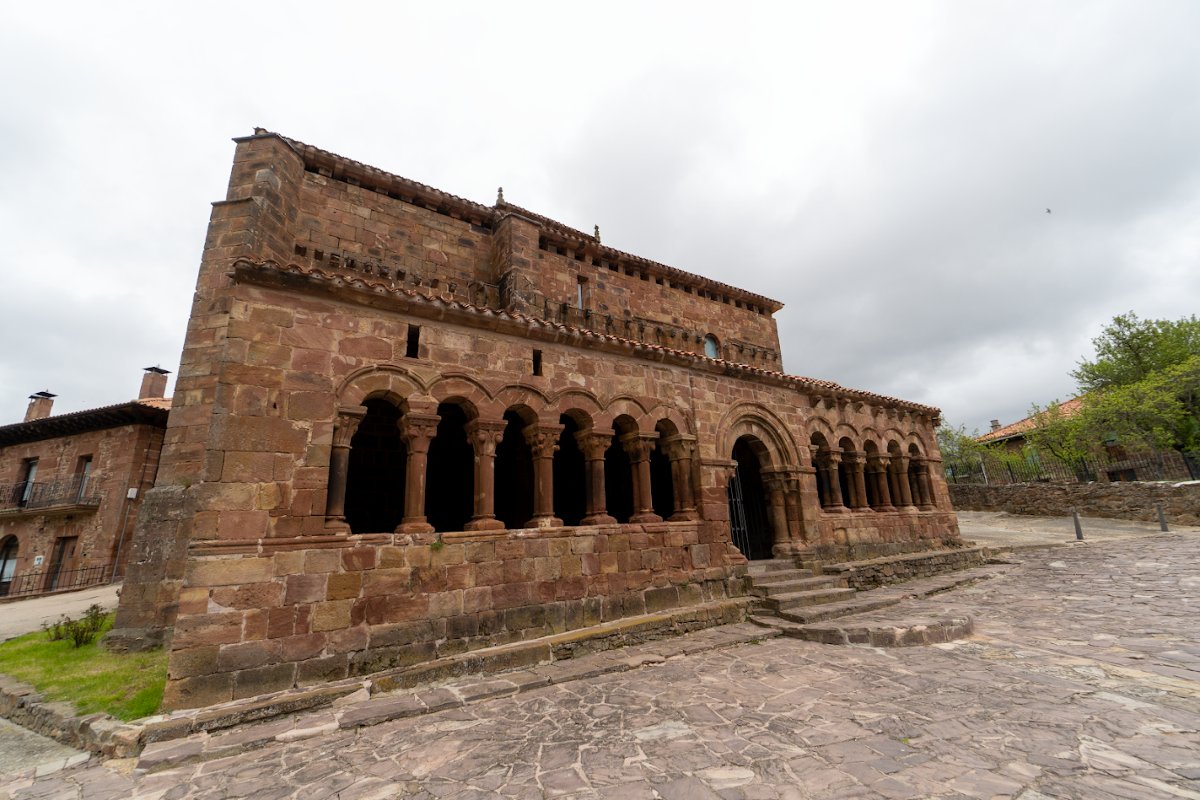 📍𝐈𝐆𝐋𝐄𝐒𝐈𝐀 𝐃𝐄 𝐒𝐀𝐍 𝐄𝐒𝐓𝐄𝐁𝐀𝐍, en Pineda de la Sierra ⛪✨

En plena Sierra de la Demanda, esta joya del románico serrano destaca por su imponente torre y su portada esculpida. Un testimonio del pasado medieval en un pueblo con encanto.

#Románico #PinedaDeLaSierra