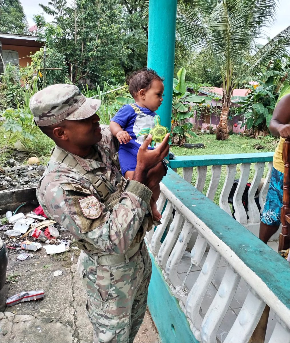 aeronavalpanama's tweet photo. #OperaciónPatriaDuradera | Personal de #DINAI visitó a 9 familias en condición de riesgo social en la comunidad de La Playita de Bique, Arraiján, beneficiando a 55 personas.
Se entregó ropa, calzados, juguetes y medicamentos como parte de la #AyudaHumanitaria.
#FuerzaAeronaval https://t.co/0psXetU2i0