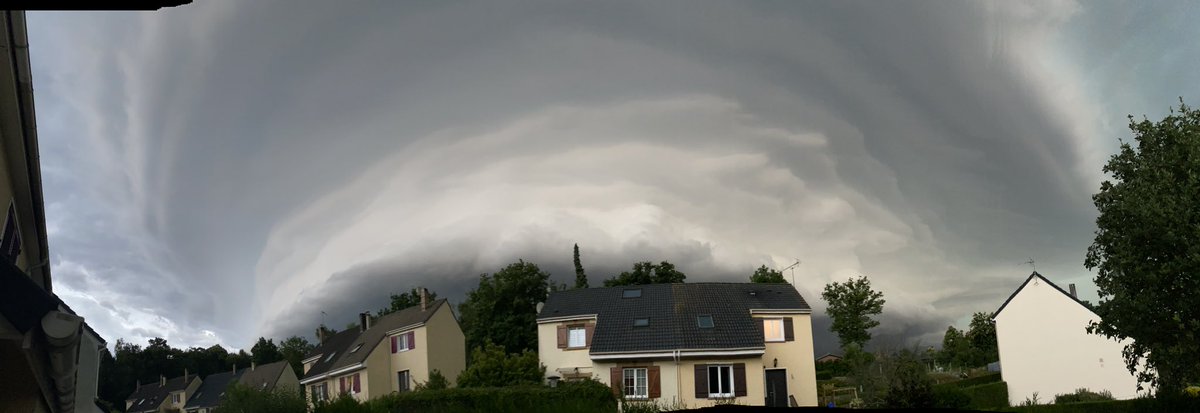 SteffRs76's tweet photo. Orage imminent sur Petit Couronne 
#orage #grele @KeraunosObs @PredictServices #supercellule https://t.co/0UihkCBN11