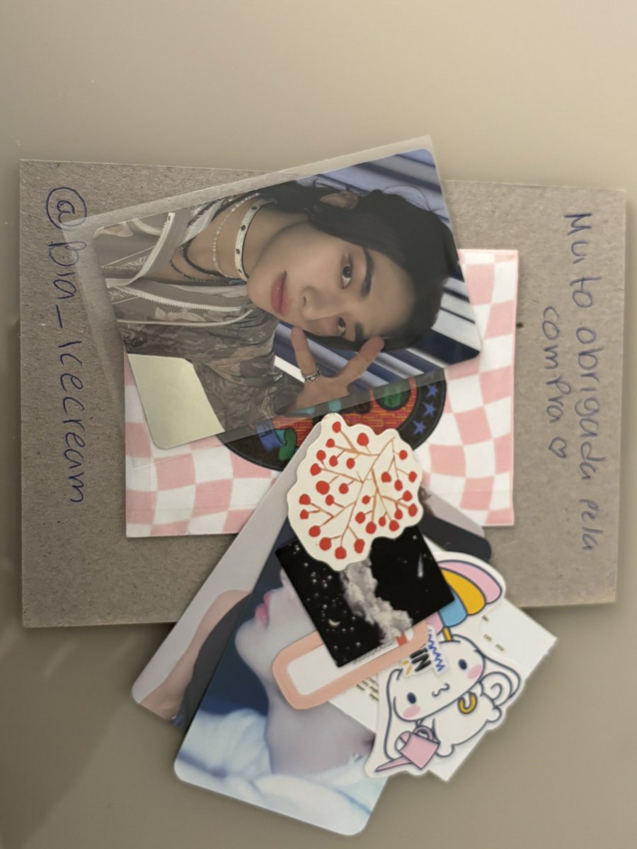 feedback mega positivo para <a href="/bia_icecream/">𝗕𝗶𝗮 ♡ || 𝗛𝘆𝘂𝗻𝗷𝗶𝗻'𝘀 𝗴𝗶𝗿𝗹</a> que me vendeu esse hyune lindíssimo! chegou certinho e o envio foi rápido! obrigada! 🩷