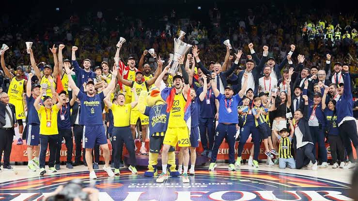 utkansa's tweet photo. Fenerbahçe, 2014-2015 Real Madrid’den beri Avrupa’da bir sezonda 3 büyük kupayı birden kazanan ilk takım oldu. (via @LeventLEVENTCI)

🏆 Türkiye Kupası 
🏆 Euroleague 
🏆 Türkiye Ligi https://t.co/Mfatmvwzij