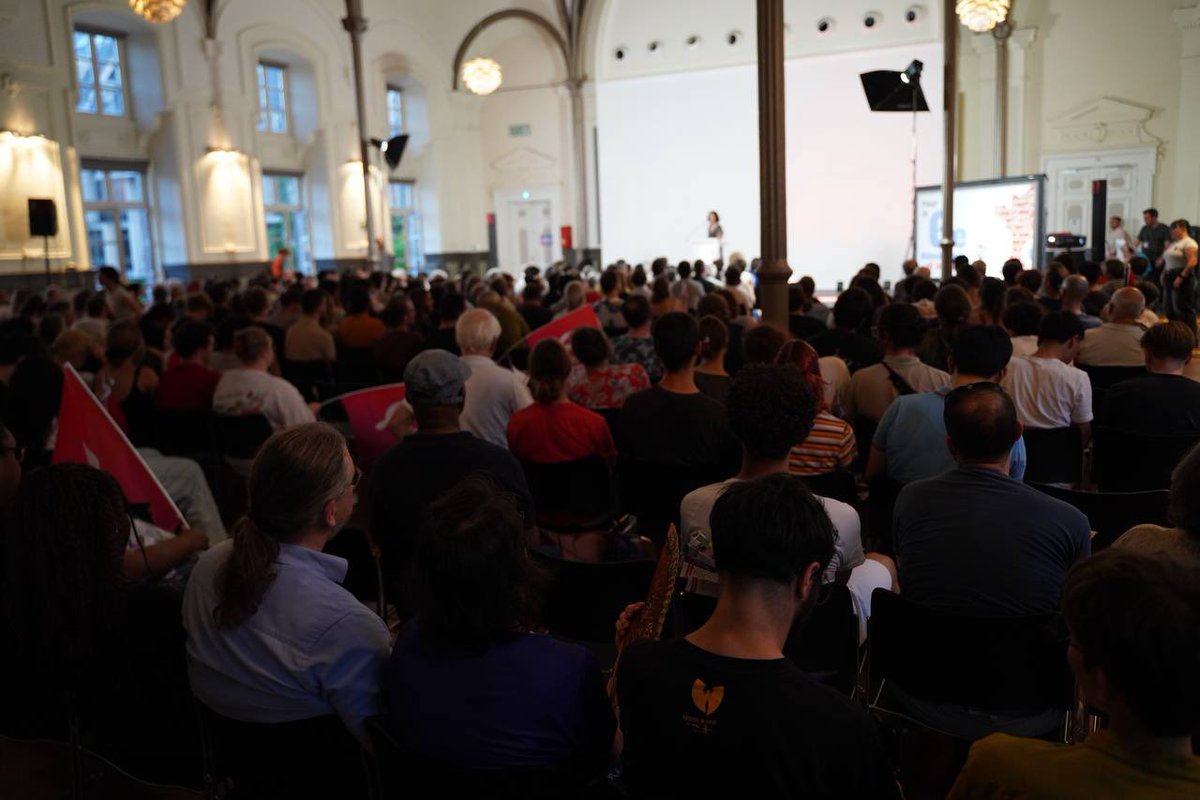 ManonAubryFr's tweet image. Orbán interdit la Pride ? Nous nous y rendrons.

Israël bloque l’aide humanitaire ? On apporte de l’aide sur un bateau.

La Pologne interdit l’avortement ? On apporte des pilules aux Polonaises.

Voila le nouvel internationalisme : face aux règles illégitimes, on résiste !