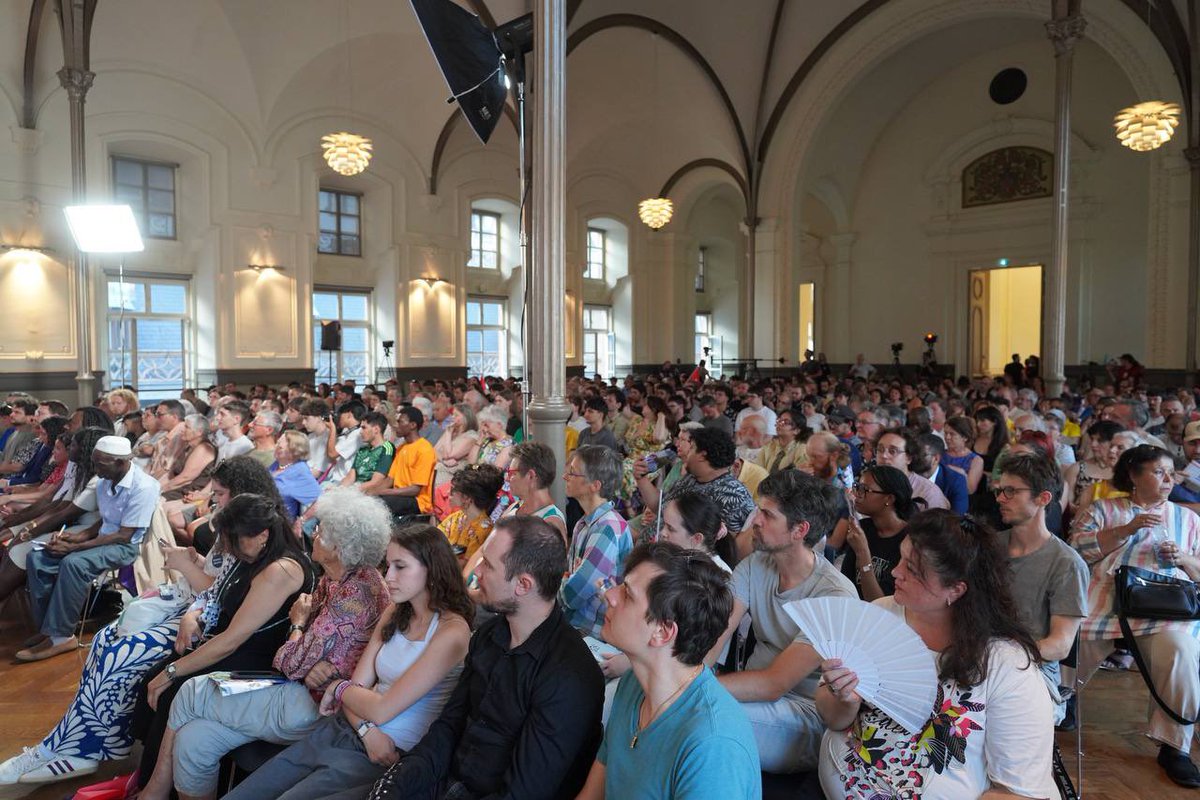 ManonAubryFr's tweet image. Orbán interdit la Pride ? Nous nous y rendrons.

Israël bloque l’aide humanitaire ? On apporte de l’aide sur un bateau.

La Pologne interdit l’avortement ? On apporte des pilules aux Polonaises.

Voila le nouvel internationalisme : face aux règles illégitimes, on résiste !